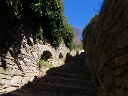 24 Via del Rione, inizia  con selciata scaletta tra alti muri a secco